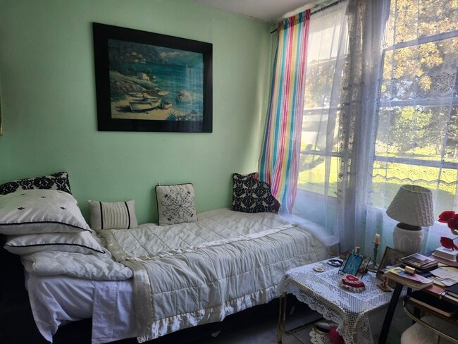 Building Photo - 2400 NE 1st Ln