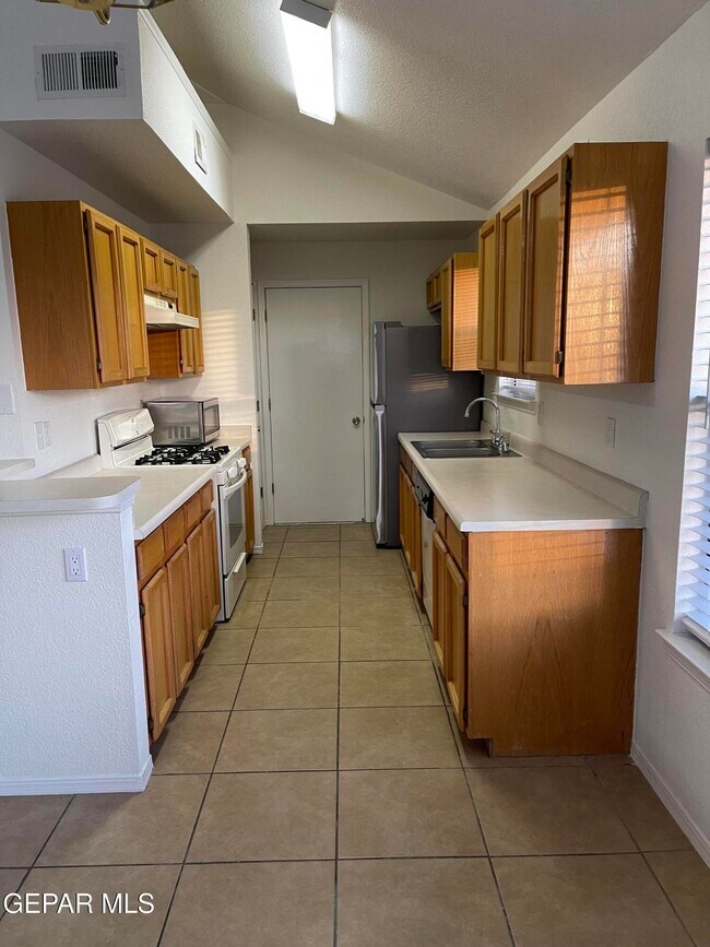 Building Photo - 1121 Desierto Seco Dr