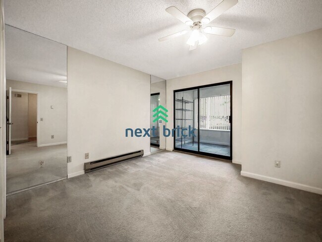Building Photo - 2 Bed and 1 Bath Renton Condo is Available...