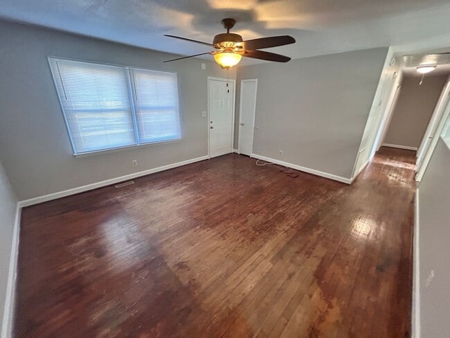 Building Photo - 3 Bedrooms off Mt. Gallant!!