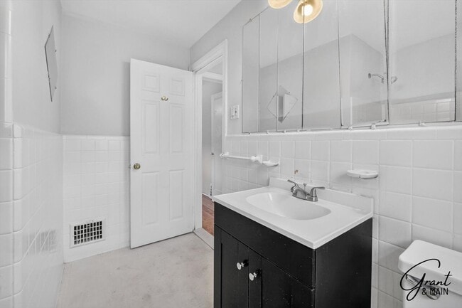 Building Photo - $1350 3 bedrooms