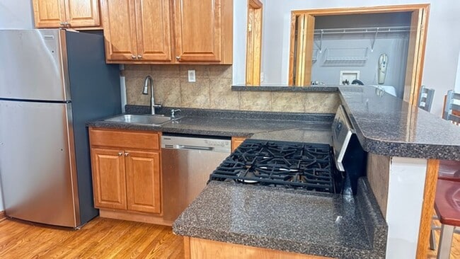 Building Photo - 1086 N Marshfield Ave