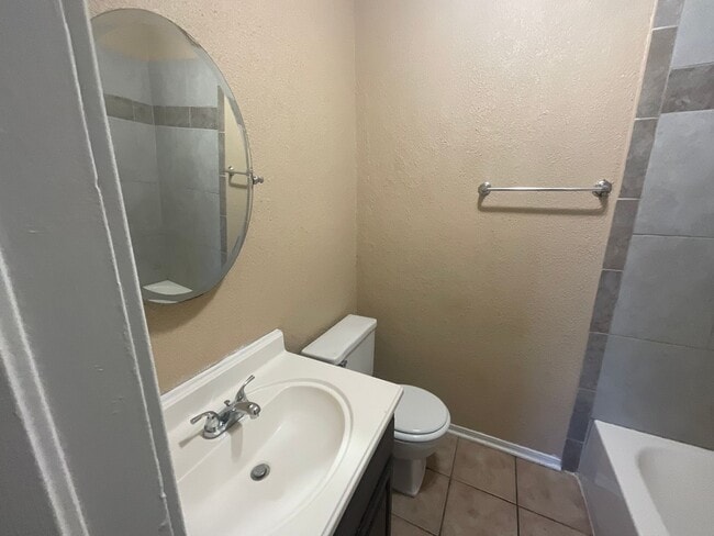 Building Photo - 3 Bed, 2 Bath, 1 Car Garage