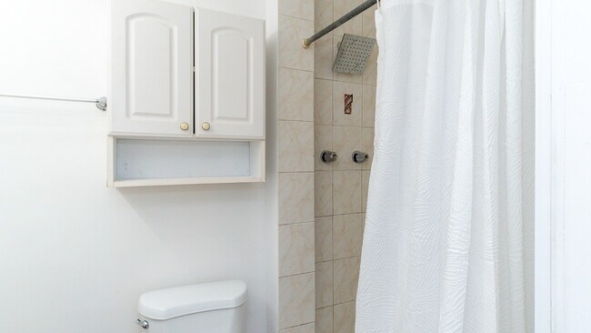 Guest Bath II - 6701 N Kendall Dr