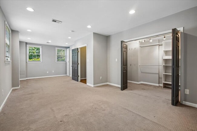 Building Photo - 3801 Denfeld Ave