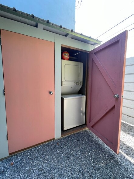 dedicated washer/dryer - 939 Indiana Ave