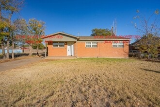 Building Photo - Beautiful 3 bed across from school