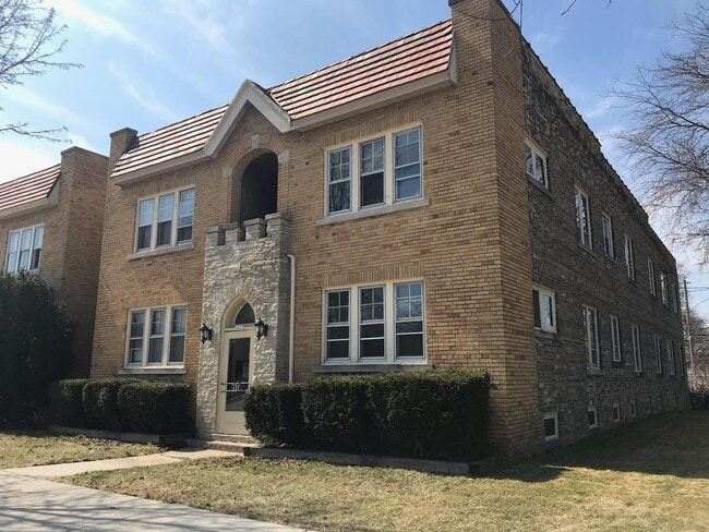 Primary Photo - 4621 S Lake Dr