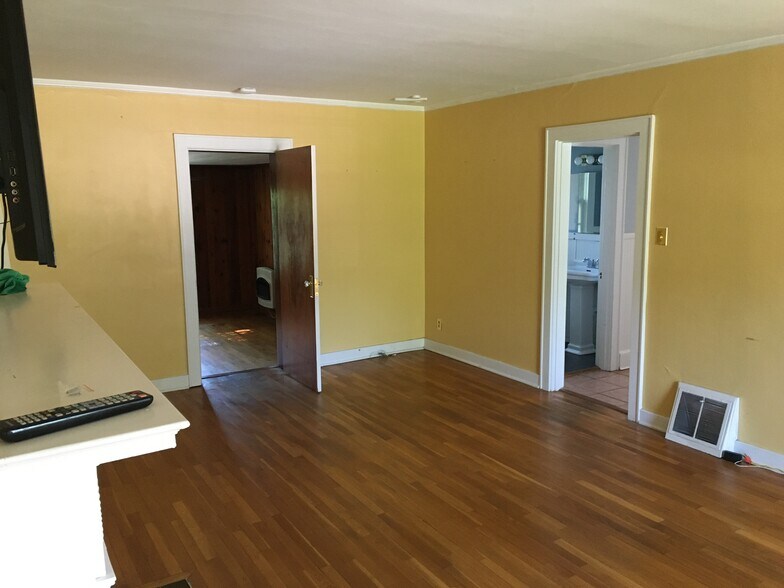 Living Room (Empty) - 1304 Dunklin St