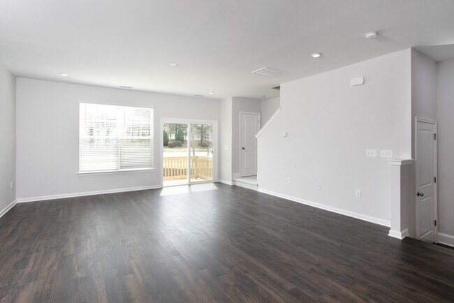 Building Photo - Gorgeous Townhome With Loads of Amenities in Ellis Crossing!