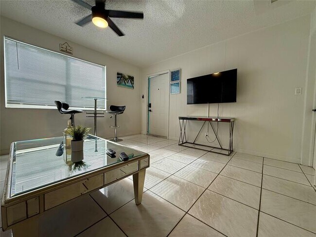 Building Photo - 3210 Canal Dr
