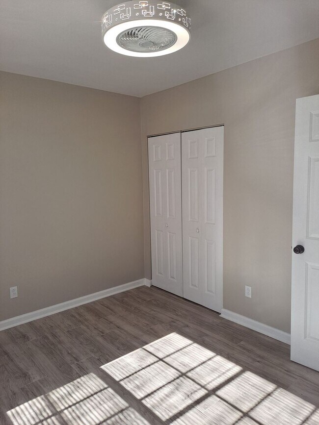 Building Photo - 2 bedroom 2 bath condo $1,150.00 water included