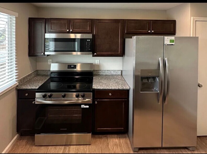 Building Photo - 12770 Mission Meadow Dr