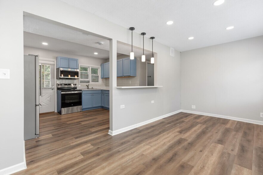 Living room - 465 W Main St