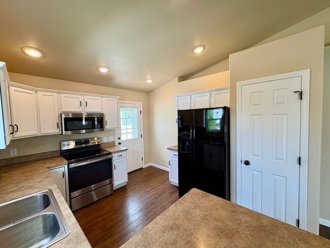 Building Photo - Beautiful 3 bedroom 2 bathroom home locate...