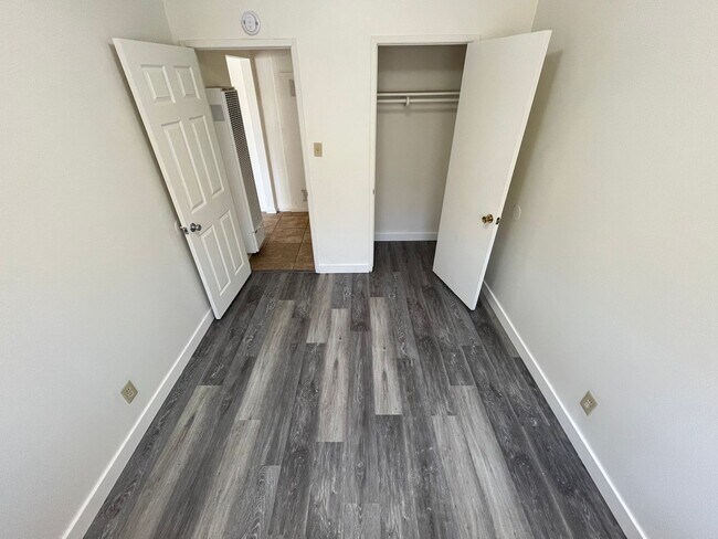 Building Photo - 408 N M St