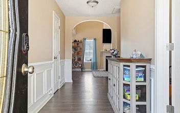 Building Photo - Close to Parks, Shops & Schools — Live Where Convenience Matters