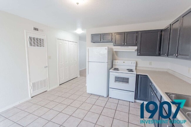 Building Photo - 611 Sinclair Dr