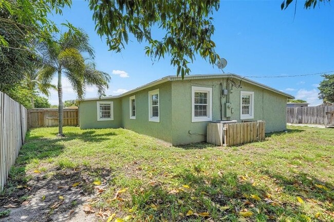 Building Photo - 257 NE 45th Ct