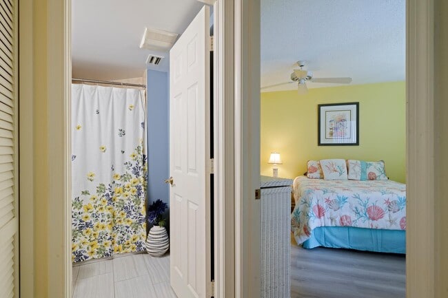 Building Photo - 6030 SE Martinique Dr