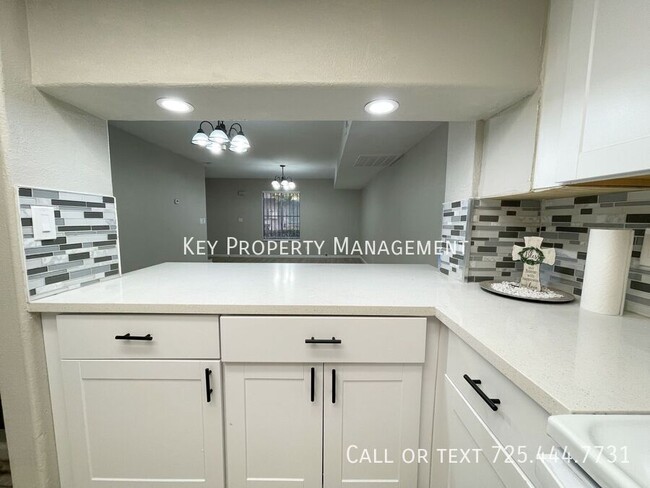 Building Photo - MODERN 2 BED, 1.5 BATH TOWNHOME LOCATED IN...
