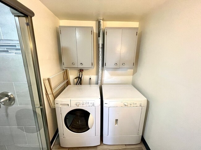 Building Photo - Pet Friendly 3 Bed 2 Bath Single Family Home With Large Garage!