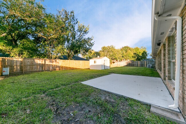 Building Photo - 802 Foxglove Dr