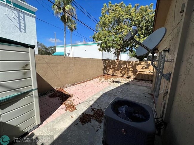 Building Photo - 353 SW 35th Ave