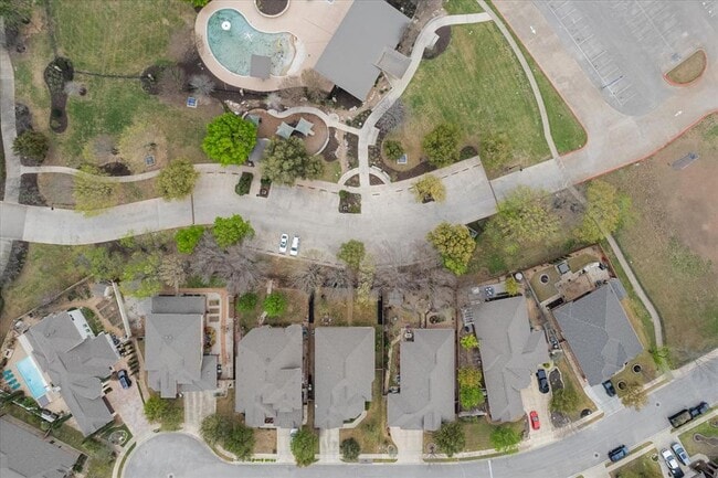 Building Photo - 916 Easton Dr