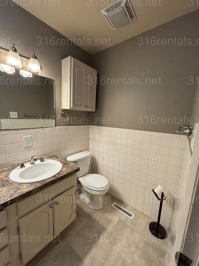 Building Photo - 3 bedroom 2 bathroom rental available NOW!