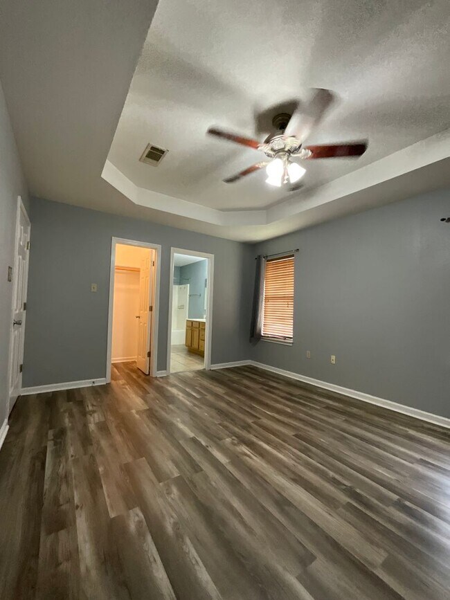 Building Photo - 2123 Hickory Dr