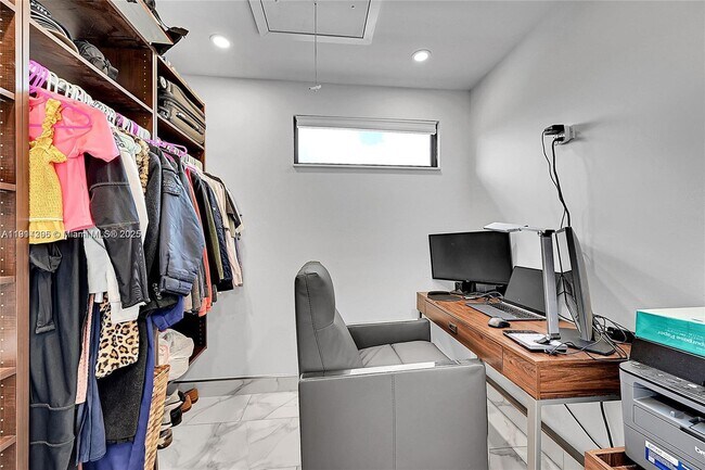 Building Photo - 18578 Woodstream Dr