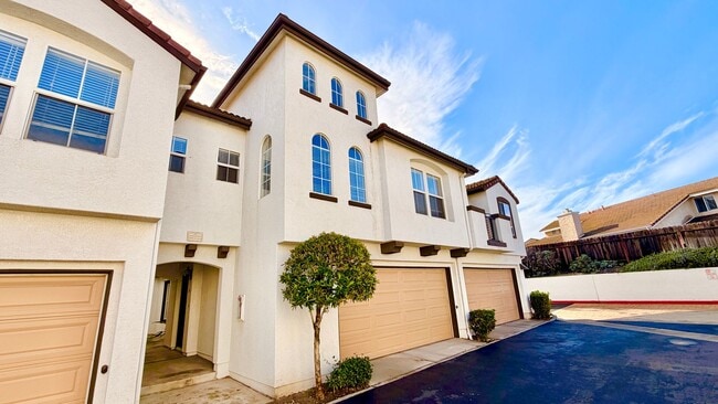 Building Photo - Bright & Lovely Two Story Townhome in the VistaMonte at San Luis Rey HOA Community of Oceanside!