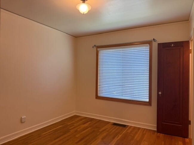 Building Photo - House For Lease