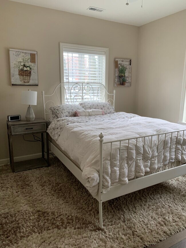 Large master bedroom - 2420 Derbyshire Rd