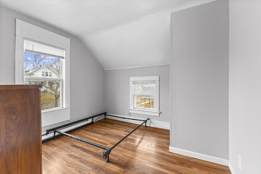 Building Photo - 922 Dakin St