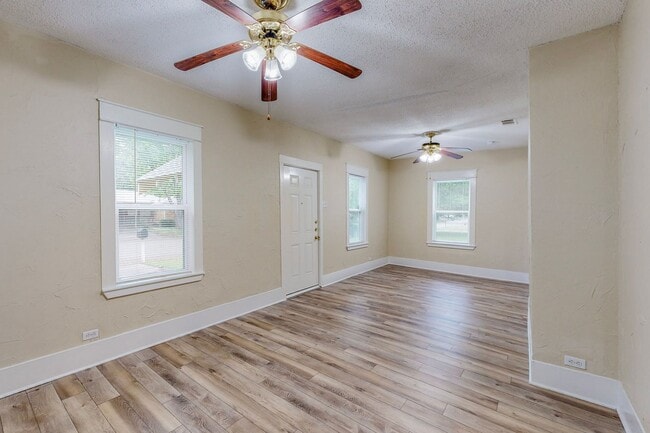 Building Photo - Available Mid-July! 3 Bedroom Home for Lea...