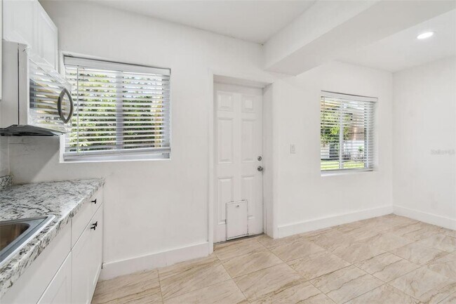 Building Photo - 910 43rd St W