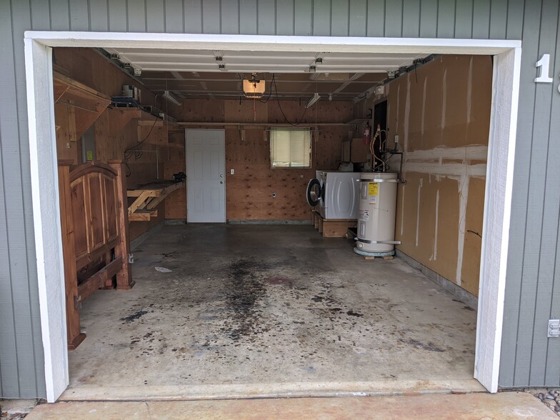 Deep 1 car garage - 1803 E Fox Hill St