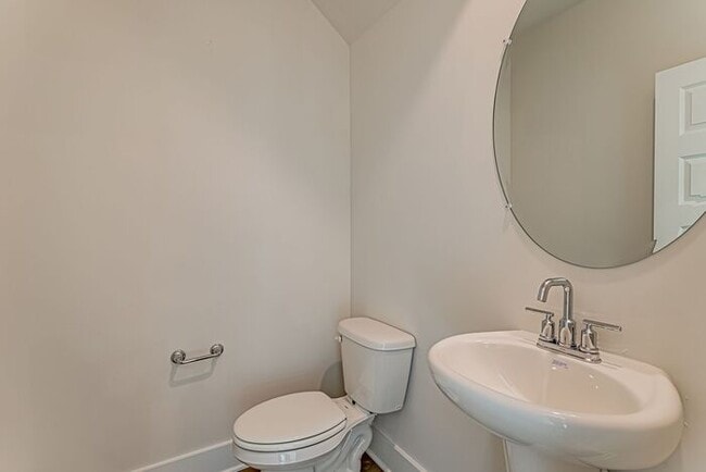 Building Photo - 3 Bedroom 2.5 Townhome Off of Butler Rd!