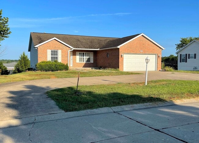 Primary Photo - Large 4 Bed / 3 Bath House in Residential ...