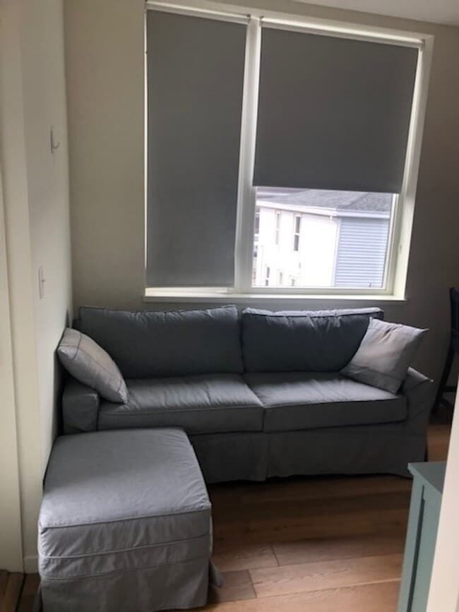 Building Photo - 1BR/1BA Available Now!! Partially Furnished - Great Portland Location!!