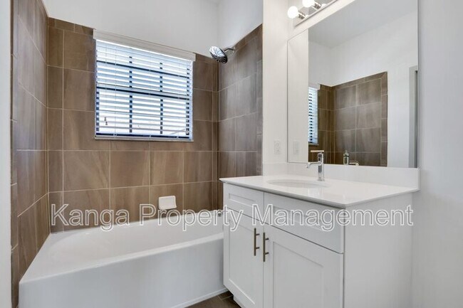 Building Photo - 630 NE 14th Ct