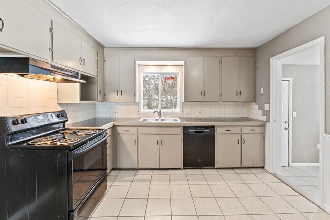 Building Photo - 2 Bedroom Home with Spacious Fenced In Yard!  1st Month's Rent is Free!*