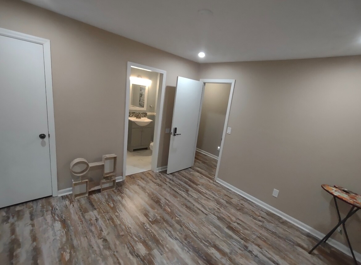 Building Photo - Room in House on New Crossing Trail E