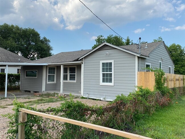 Building Photo - 1406 Mystic St