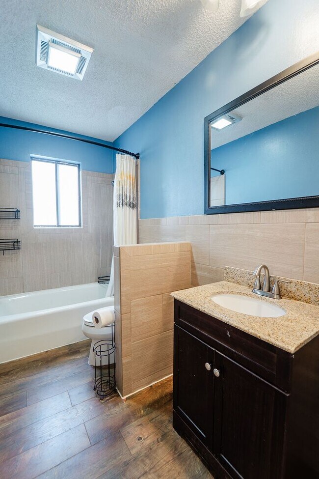 Building Photo - Spacious 3 Bedroom, 3 Bath Two story home!!