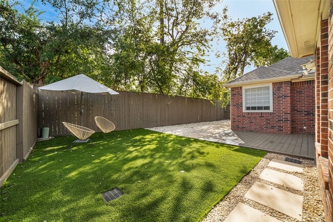 Building Photo - 1611 Lakeside Enclave Dr