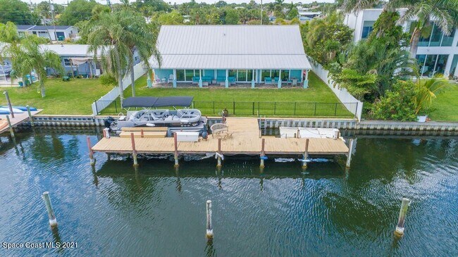 Building Photo - Gorgeous views from this 3 bedroom, 2.5 ba...
