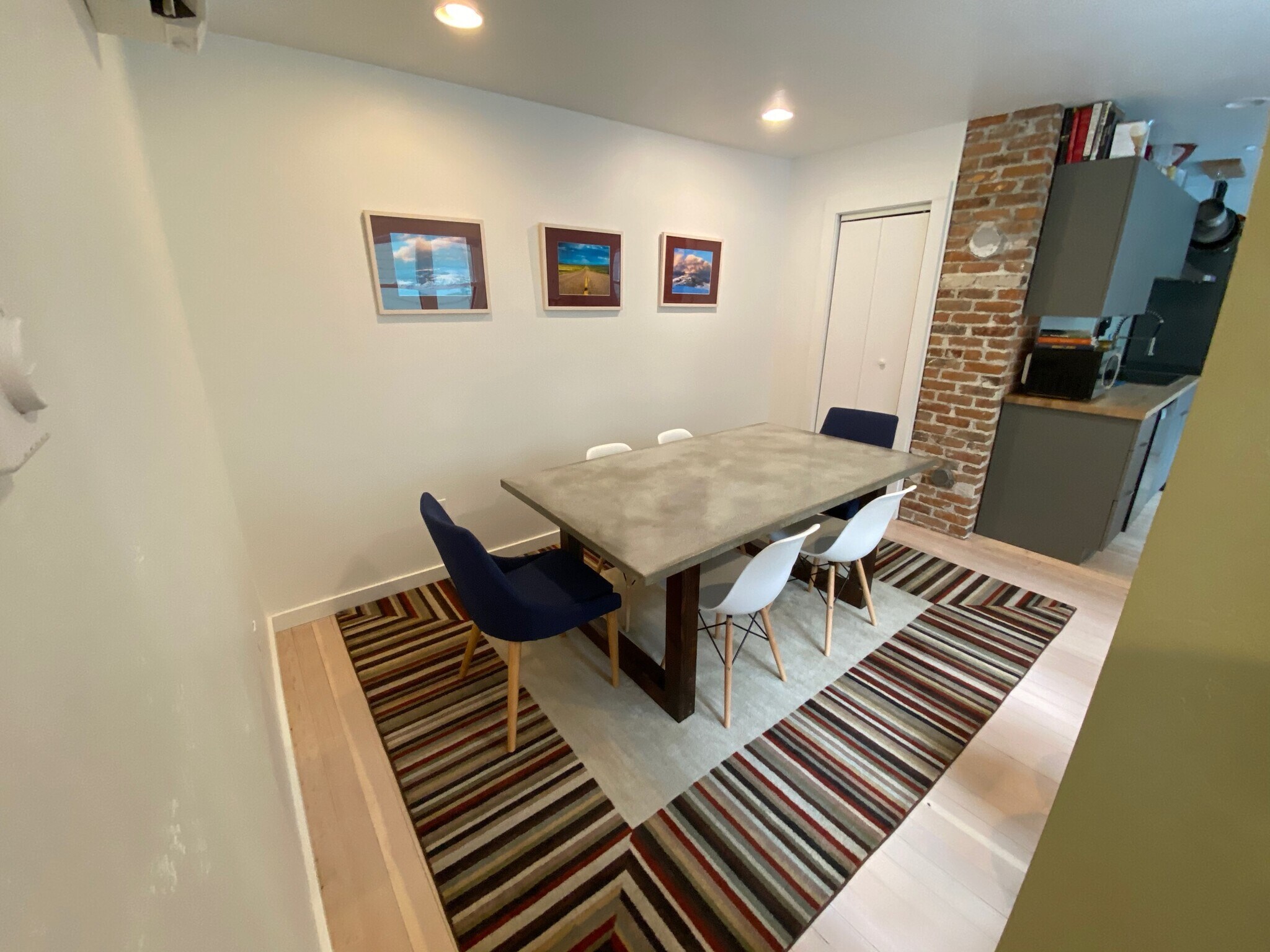 Building Photo - 542 N Black Ave